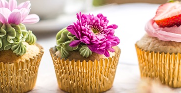 Cupcakes with flowers and strawberry.